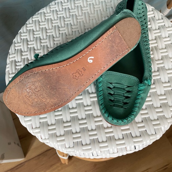 Tory Burch Size 9 Women’s Green Flats - Picture 2 of 3